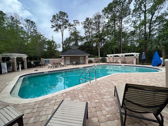 Foto del edificio - 1449 Blue Heron Ln N
