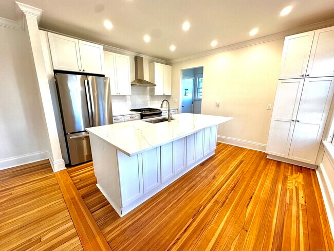 Foto del edificio - 370 Stratfield Rd