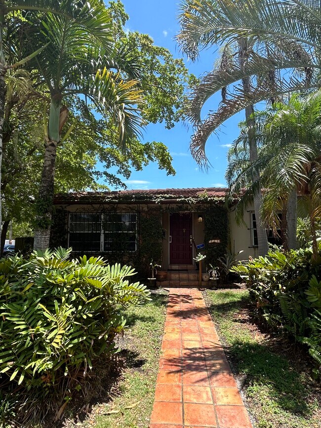 Building Photo - 2300 SW 20th St