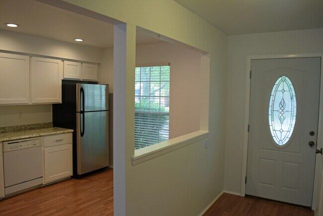 Building Photo - Sharp 2 bedroom, 2 1/2 bath with basement ...