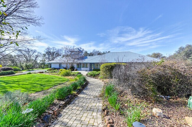 Building Photo - 3 bedrooms, 2 bathroom,  6 acres & view