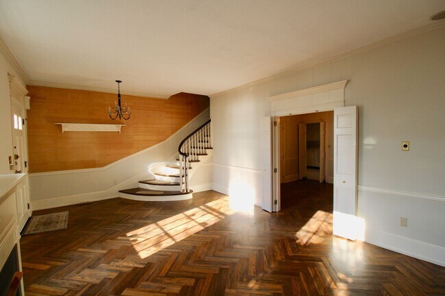 Building Photo - Gorgeous Waterfront Home in Shipoke!