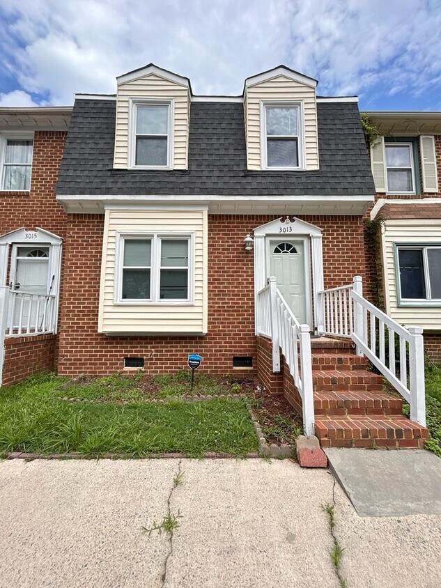 Foto principal - 3-Bedroom Townhome with Spacious Backyard ...