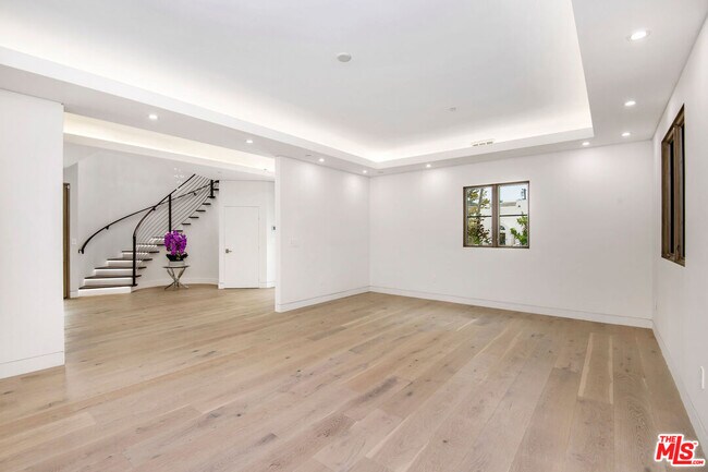 Building Photo - 245 S La Peer Dr