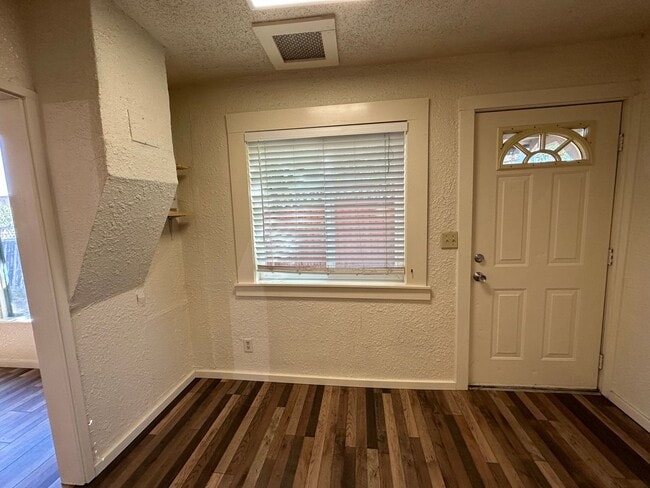 Building Photo - 2 Bedroom Unit in The Dalles For Rent