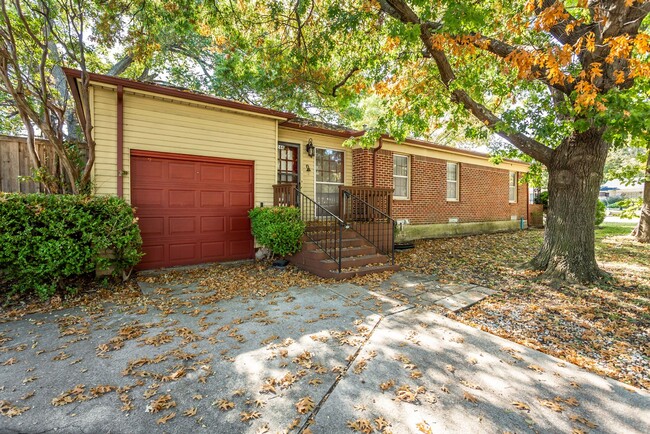 Building Photo - 2 Bedroom, 1 Bath Home in Lakewood