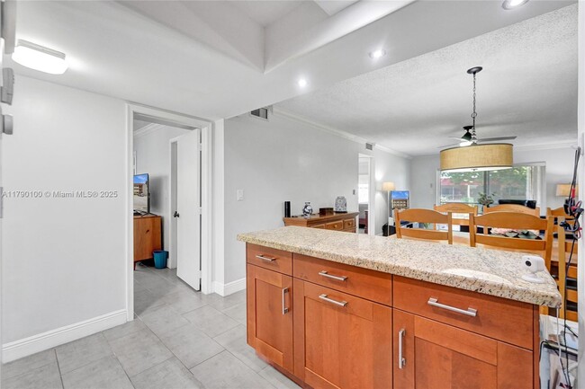 Building Photo - 830 S Hollybrook Dr