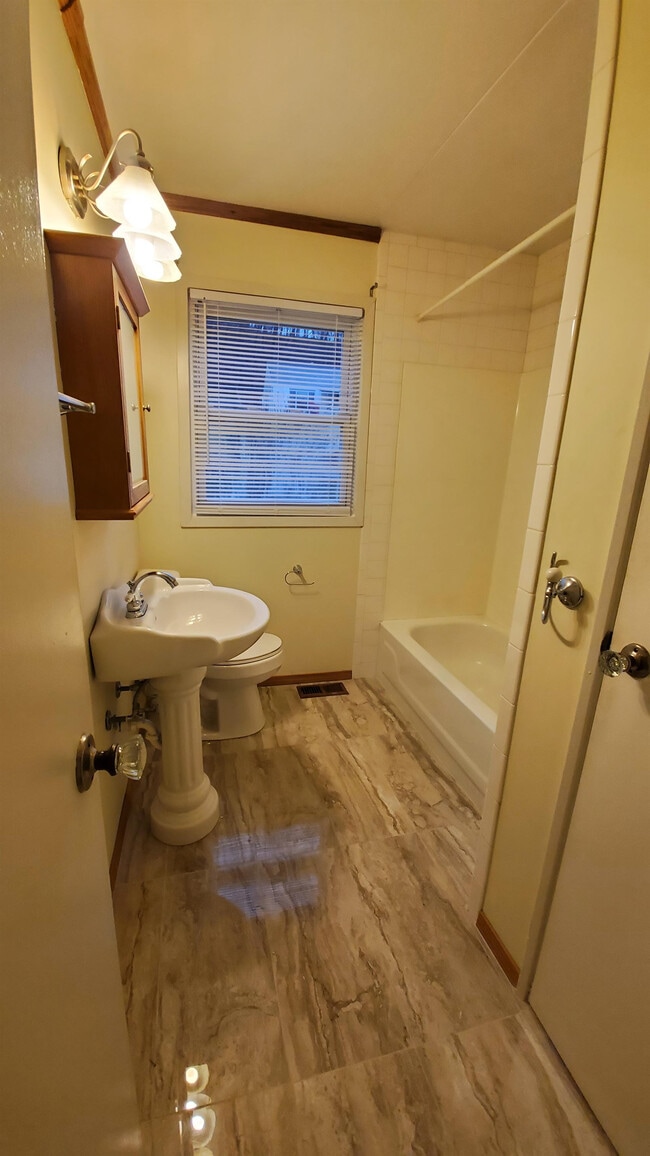 Building Photo - 2754 Daniels Dr