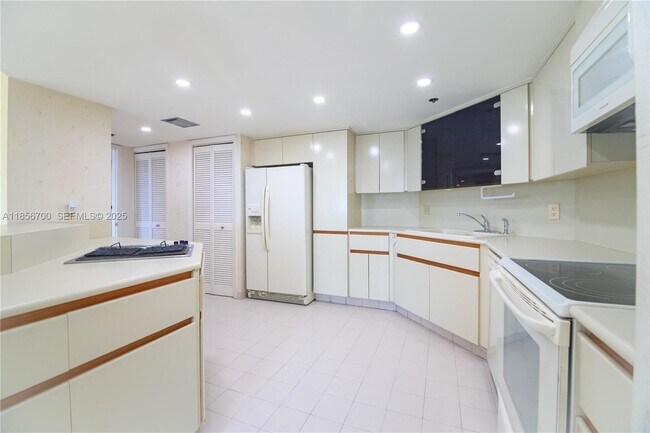 Foto del edificio - 300 Three Islands Boulevard