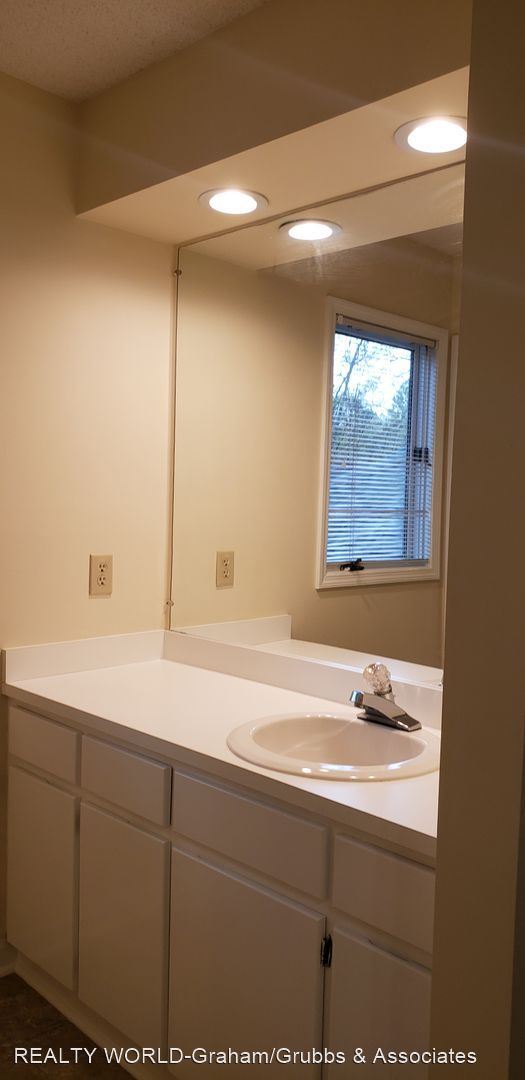 Building Photo - 2 br, 2.5 bath House - 202 Sherbrooke Circle