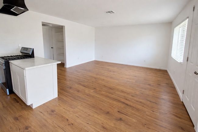 Cocina/sala de estar de concepto abierto - 321 W Orange Ave