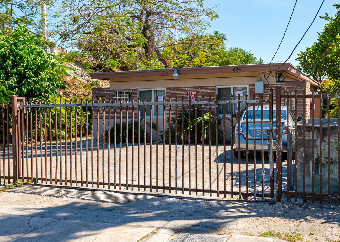 Foto del edificio - 666 NW 35th St