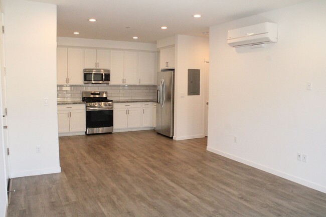 Building Photo - Two Bedroom, Two Bathroom Upstairs Townhom...