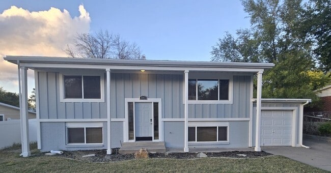 Building Photo - 593 E Pali St