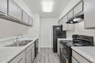 2BR, 2BA - 1,070SF - Kitchen - Oaks of Ashford Point - Briar Village