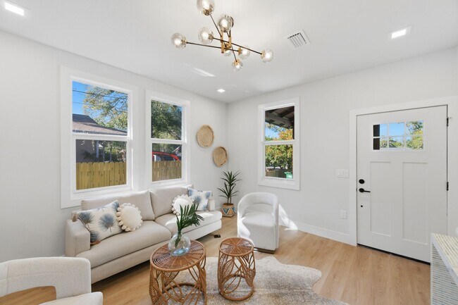 Foto del edificio - 309 E Selma Ave