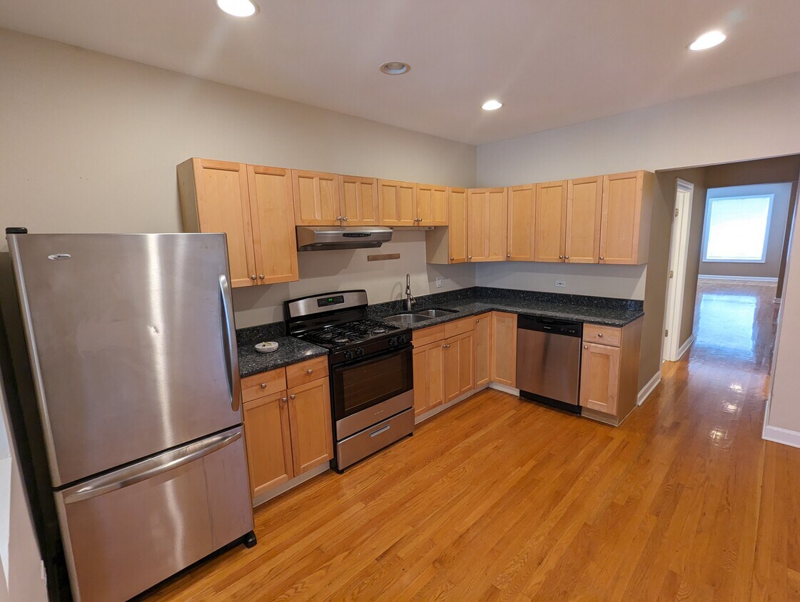 Foto principal - 2841 N Albany Ave