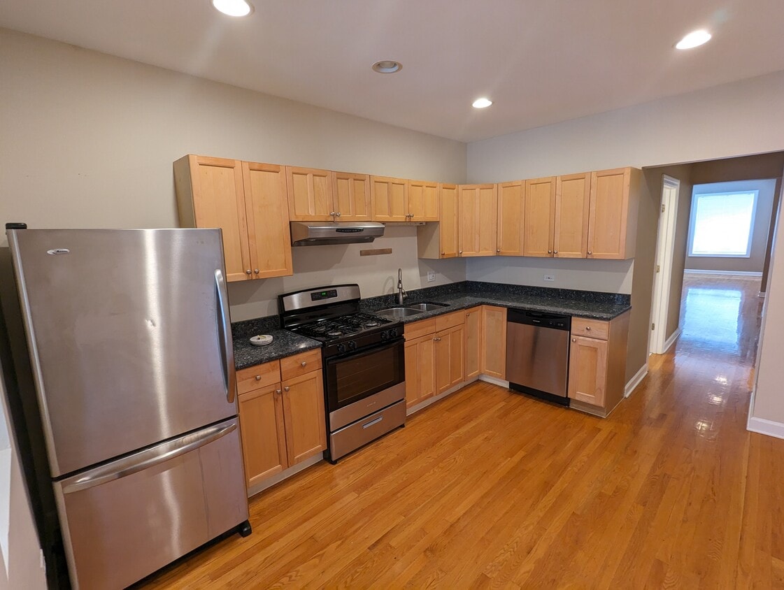 Primary Photo - 2841 N Albany Ave