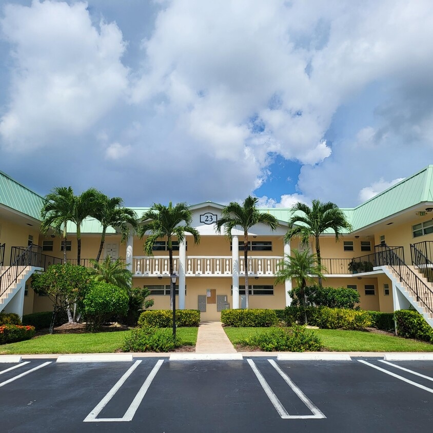 23 Colonial Club Dr Unit 200, Boynton Beach, FL 33435 Condo for Rent