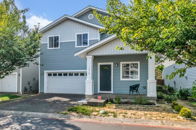 Building Photo - Beautiful 3 Bedroom, 2 1/2 Bath Home in Qu...