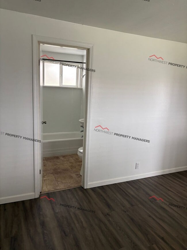 Building Photo - R72B