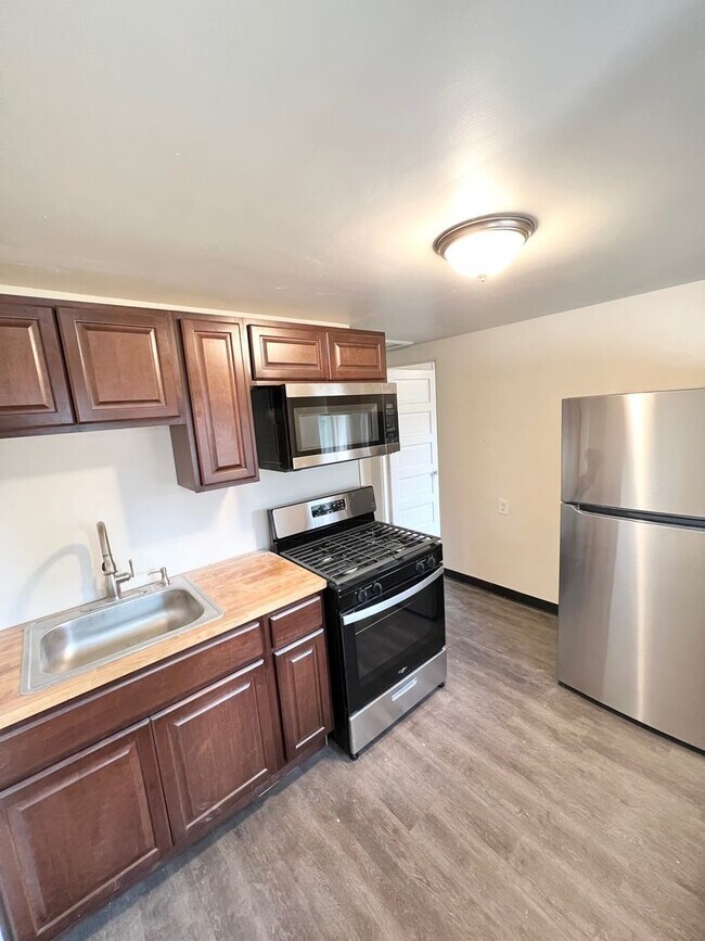 Foto del edificio - Newly Renovated 2 Bed, 1 Bath in Swissvale- Water/Sewage & Gas Included in Rent - Available Now!