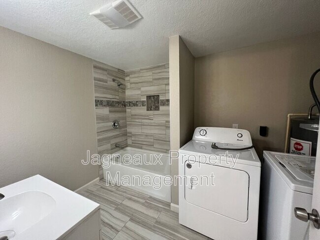 Building Photo - 2818 E Hwy 14