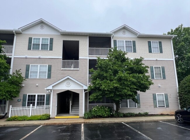 Building Photo - ADORABLE 2 BR, 2 BA CONDO - FURNISHED OR U...