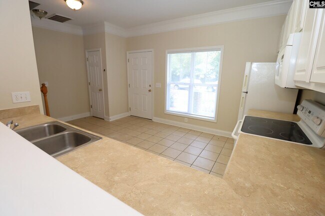 Foto del edificio - 229 Forest Green Dr