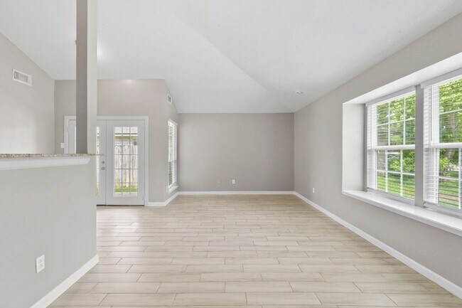 Foto del edificio - Stunning 4-Bedroom Home in Oak Rock Neighb...