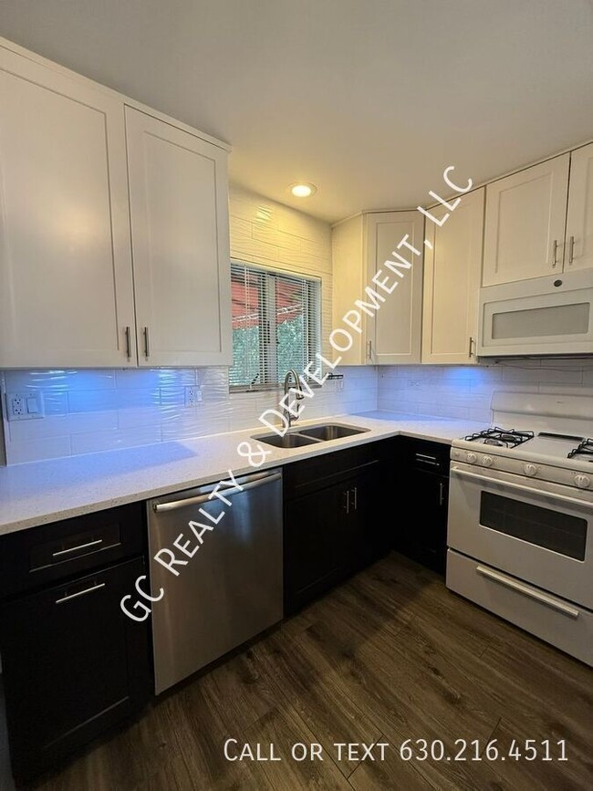 Building Photo - ***RECENTLY RENOVATED / 3 BDRM - 2 BTH / D...