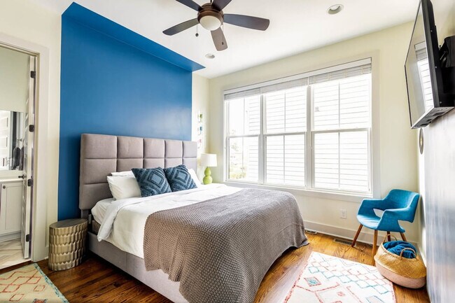 Foto del edificio - 1063 E Trinity Ln