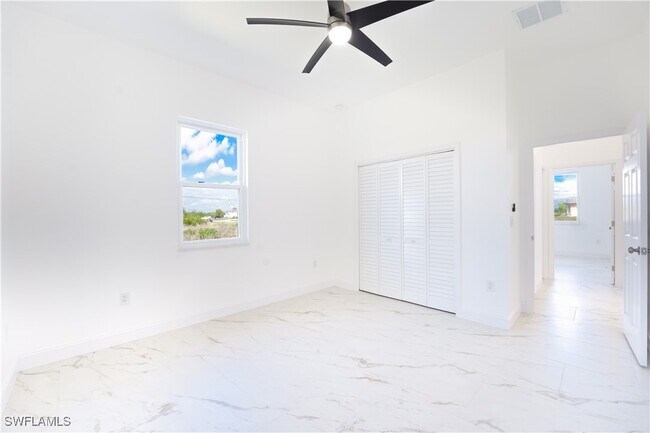 Building Photo - 2561 Sunniland Blvd