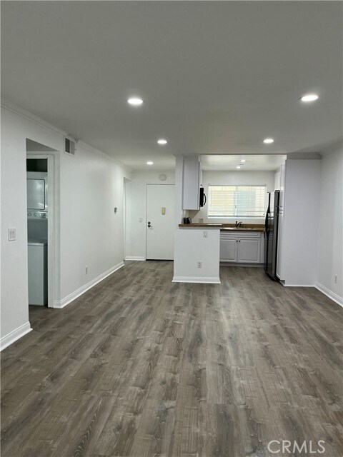 Building Photo - 21400 Burbank Blvd