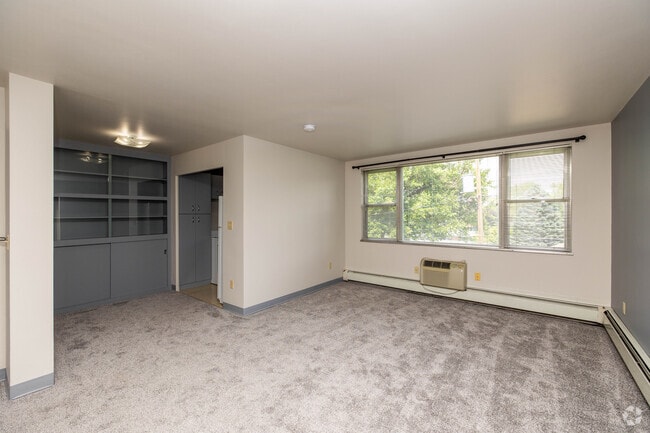 1BR, 1BA - 536SF - Living Room - Kenwood Manor Apartments