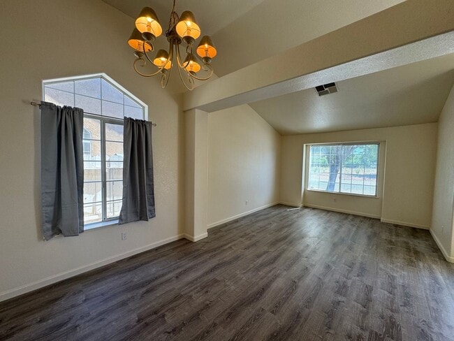 Foto del edificio - 4 Bedroom, 2 Bath Home with NEW UDGRADES A...