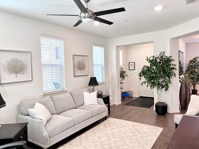 Foto del edificio - Stunning Former Model Home in Prime Rosevi...