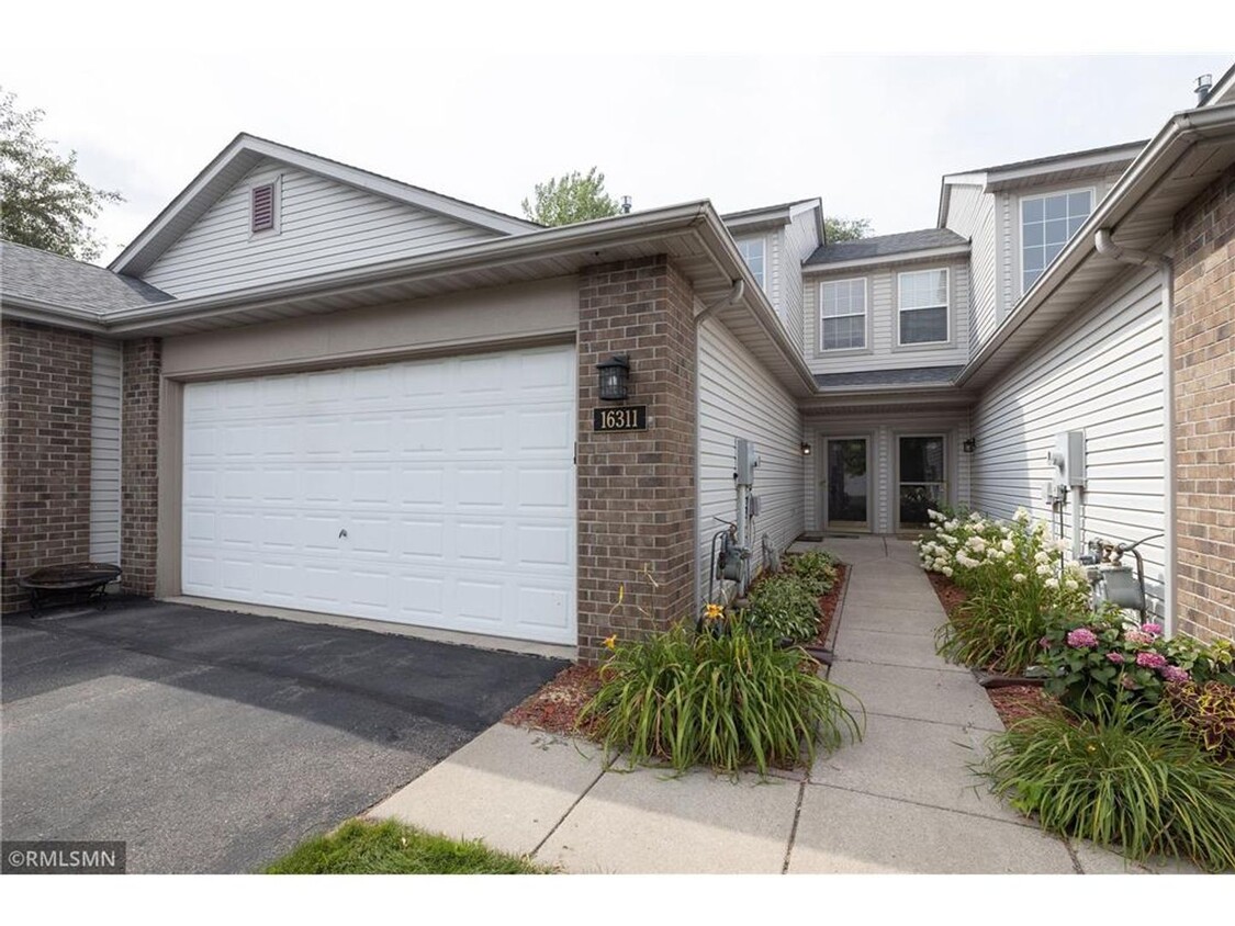 Foto principal - Very Nice Two Story Townhome in Lakeville....