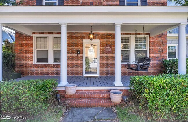 Building Photo - 3 Bed 3 Bath Historic Home