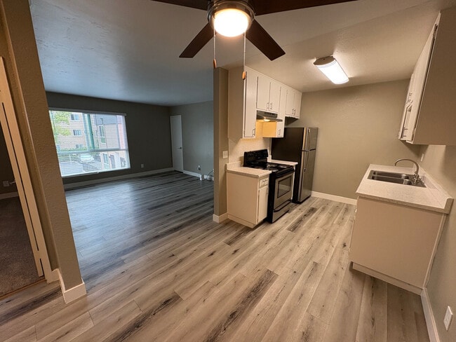 Building Photo - Pinewood Apartments