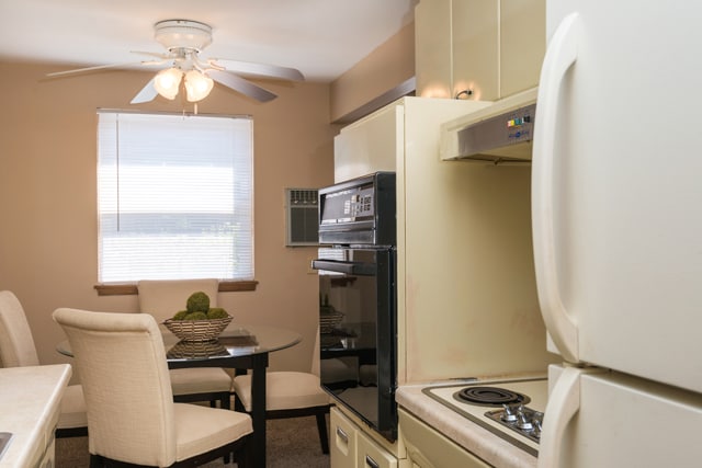 Dining Area/Kitchen - Brentwood Park Townhomes