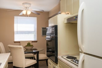 Dining Area/Kitchen - Brentwood Park Townhomes