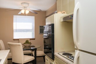 Dining Area/Kitchen - Brentwood Park Townhomes