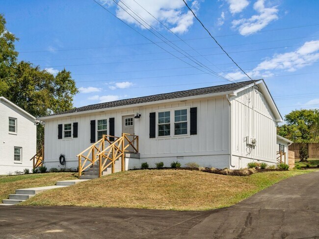 Foto del edificio - Newly Renovated 2/1.5 Townhome in Nashville