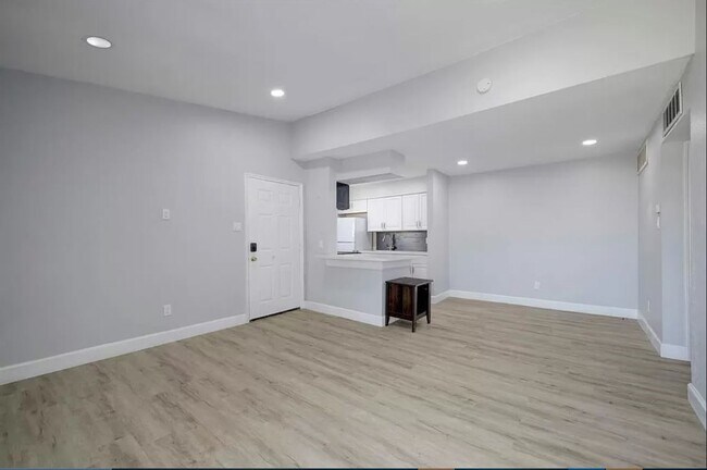 Foto del edificio - 9550 Deering Dr