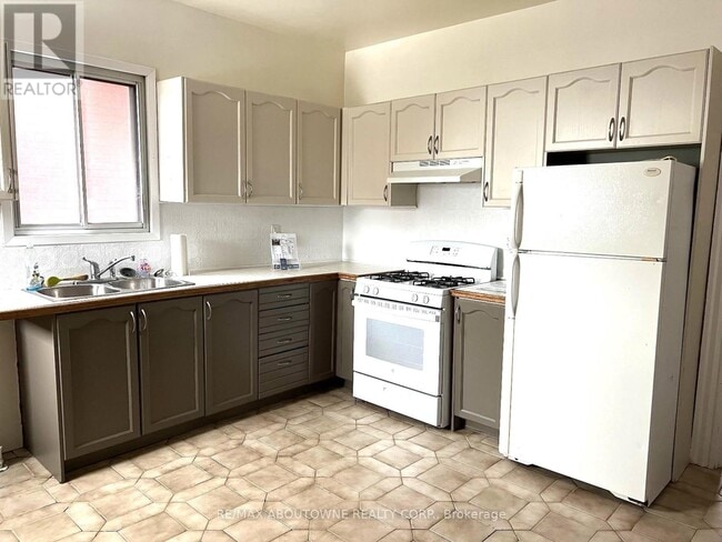 Building Photo - 72 William St