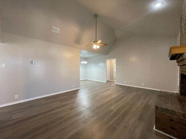 Foto del edificio - AVAILABLE NOW - 2 BEDROOM 2 BATH TOWNHOME ...