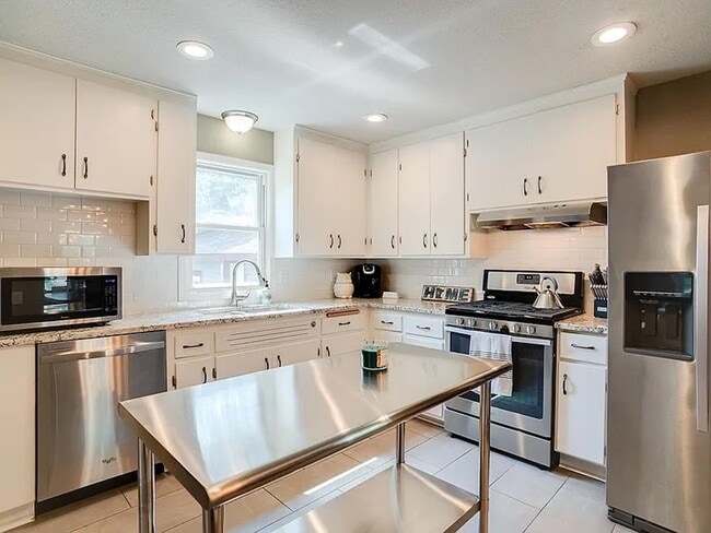 Building Photo - Great 4-Bed 2-Bath Home in Blaine - Available 7/1!