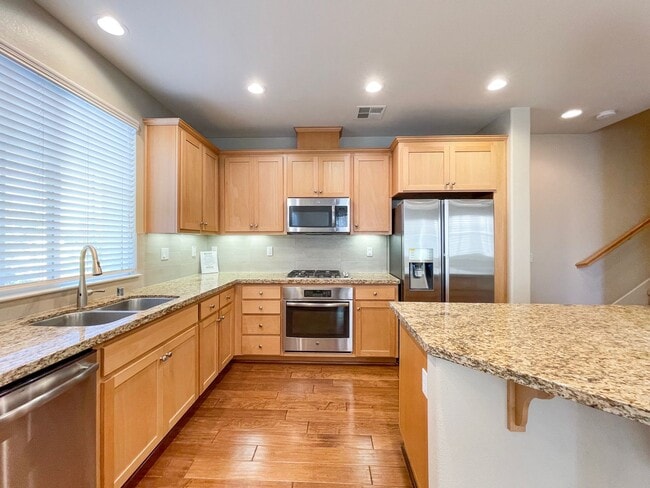 Building Photo - Modern Corner-Unit Townhome in the Heart of Sunnyvale
