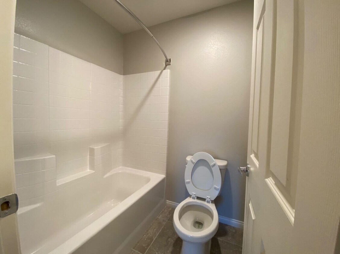 4 BED 2.5 BATH 2 CAR GARAGE, LARGE CORNER... - 4 BED 2.5 BATH 2 CAR GARAGE,  LARGE CORNER...
